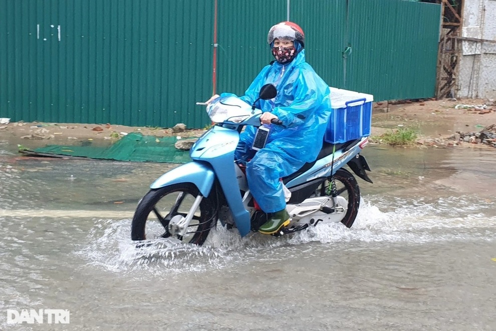 Mưa lớn nước ngập cả mét, phương tiện giao thông bơi trên đường - 6 Mưa lớn nước ngập cả mét, phương tiện giao thông bơi trên đường - 6