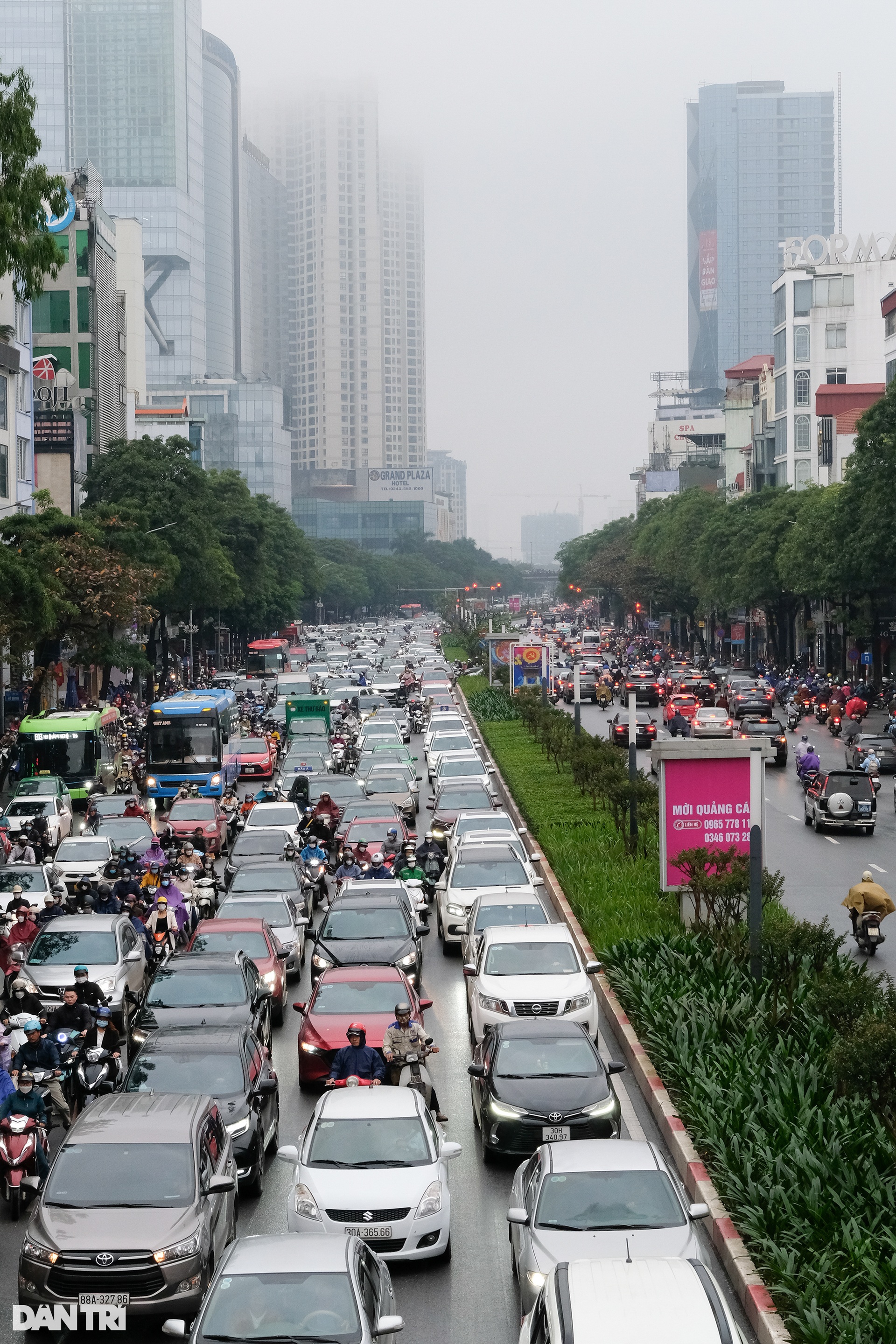 Người Hà Nội chật vật di chuyển dưới trời mưa dai dẳng và sương mù dày đặc - 2 Người Hà Nội chật vật di chuyển dưới trời mưa dai dẳng và sương mù dày đặc - 2