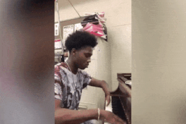 Cảm phục thanh niên khuyết tật chơi đàn piano điệu nghệ