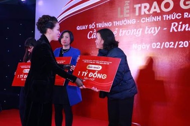 Rộn ràng lễ trao giải thưởng “tiền tỷ” của Vingroup Card