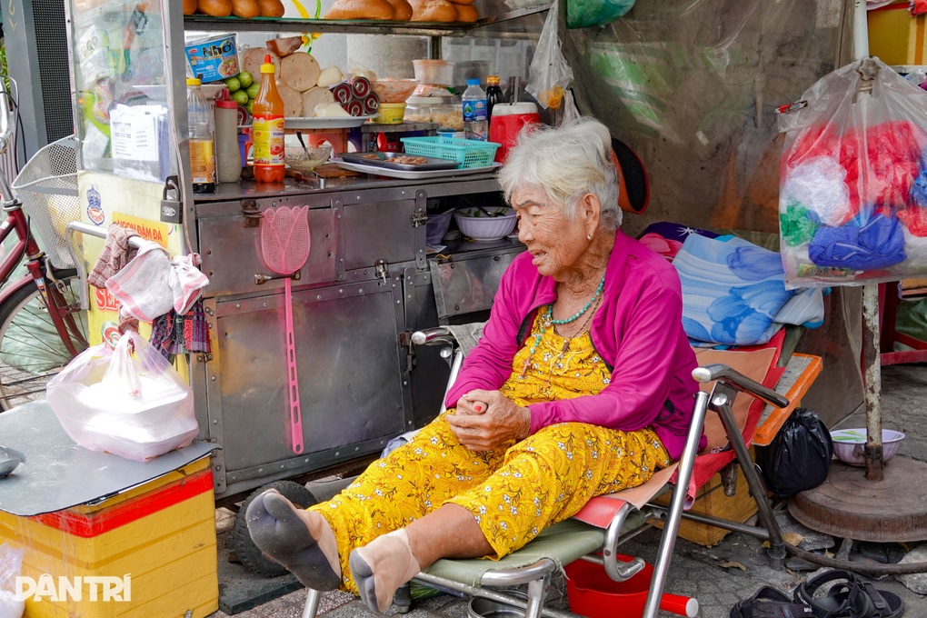 Xe bánh mì không nhà của mẹ già nuôi con tâm thần - 4 Xe bánh mì không nhà của mẹ già nuôi con tâm thần - 4