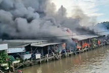 Giữ khẩn cấp nghi phạm đốt nhà gây cháy lan cả chợ ở Cà Mau