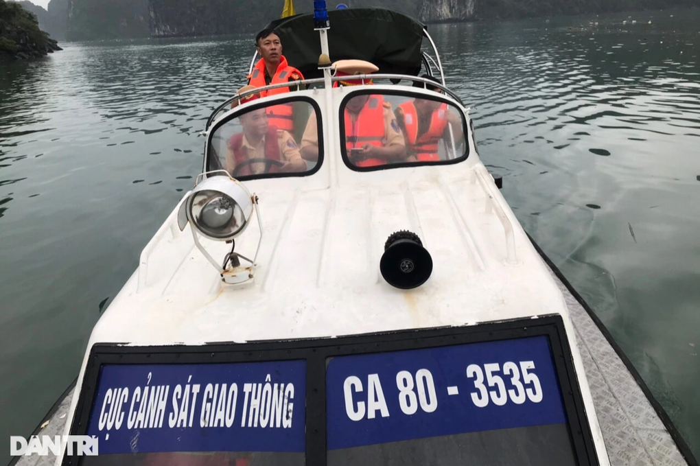 Tìm thấy nhiều đồ dùng của các nạn nhân vị trí xác trực thăng rơi - 4 Tìm thấy nhiều đồ dùng của các nạn nhân vị trí xác trực thăng rơi - 4
