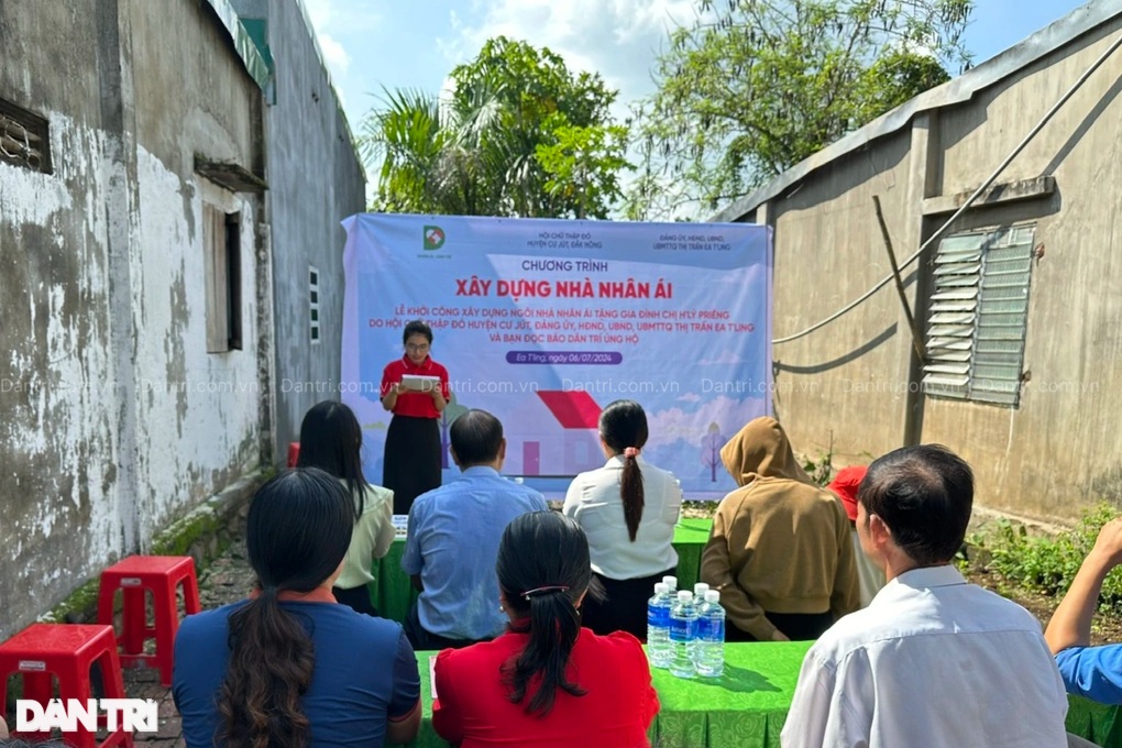 Ba mẹ con sống nhờ trong căn bếp ẩm thấp được xây nhà mới - 1 Ba mẹ con sống nhờ trong căn bếp ẩm thấp được xây nhà mới - 1
