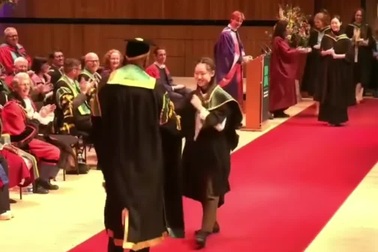 Nữ sinh thực hiện cú nhào lộn Kung fu khi lên nhận bằng tốt nghiệp