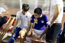 Đình Trọng và Duy Mạnh cùng sang Singapore kiểm tra chấn thương