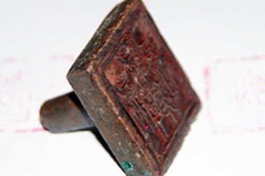 Đào ao phát hiện bình gốm chứa triện đồng chưa rõ niên đại