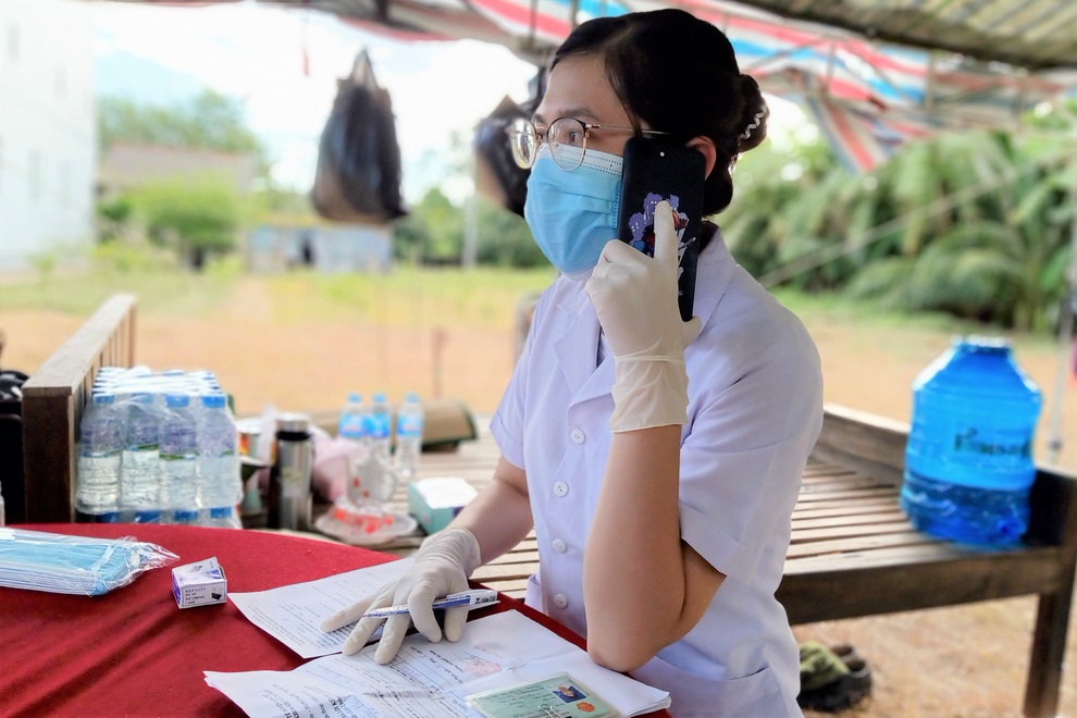 Nữ nhân viên y tế trẻ: Gác chuyện gia đình tận tâm tham gia chống dịch - 2 Nữ nhân viên y tế trẻ: Gác chuyện gia đình tận tâm tham gia chống dịch - 2