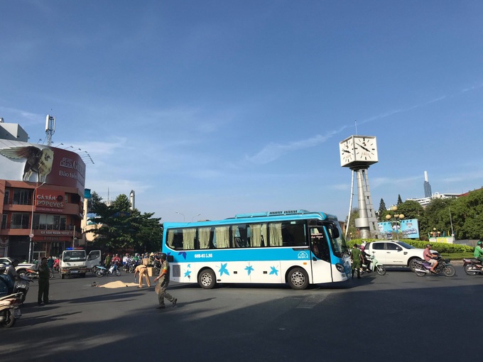 Một phụ nữ bán vé số bị xe khách cán tử vong thương tâm khi qua đường ở Sài Gòn - Ảnh 2. Một phụ nữ bán vé số bị xe khách cán tử vong thương tâm khi qua đường ở Sài Gòn - Ảnh 2.