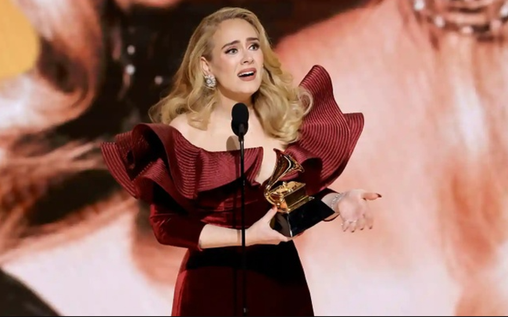 The moment Adele shook hands happily after meeting her idol caused a stir on social networks - 8