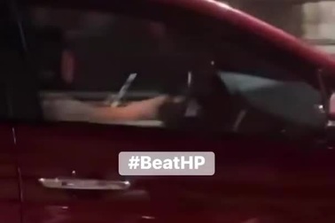 Cô gái thản nhiên vừa lái ô tô, vừa chăm chú sử dụng smartphone