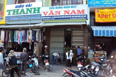 Trộm cạy cửa vào nhà khiêng két sắt