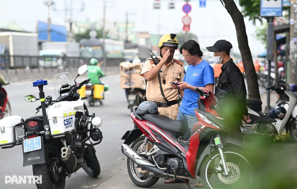 Đi ngược chiều để tiết kiệm thời gian, tài xế ở TPHCM bị phạt 5 triệu đồng - 2