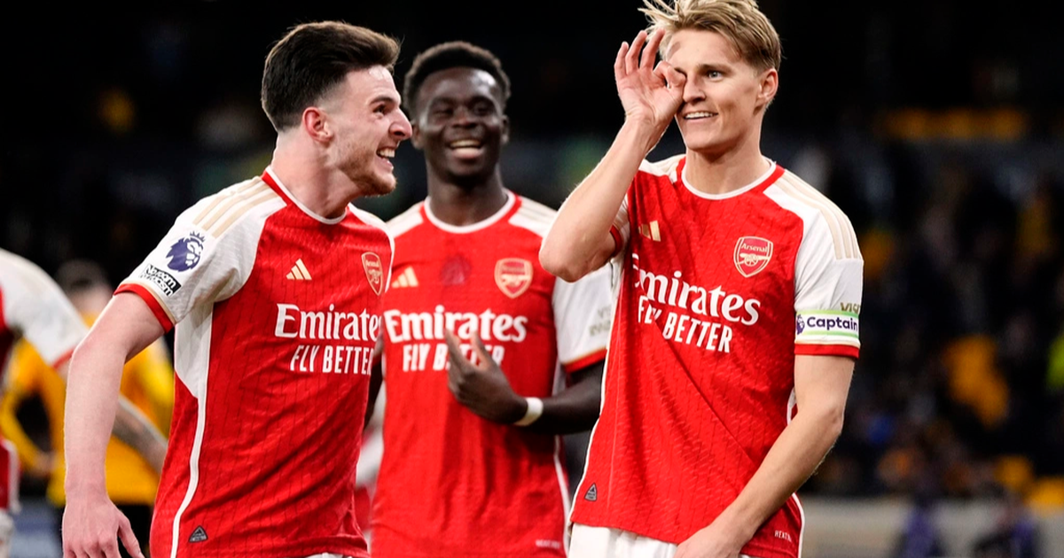 Cầu thủ Arsenal ăn mừng bàn thắng ở phút bù giờ (Ảnh: AP).