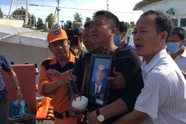 Đưa thi thể 7 thuyền viên sau cùng trên tàu Hải Thành 26 vào bờ