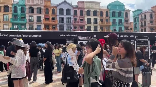 Người hâm mộ xếp hàng dài chờ mua hàng lưu niệm chính hãng của G-Dragon