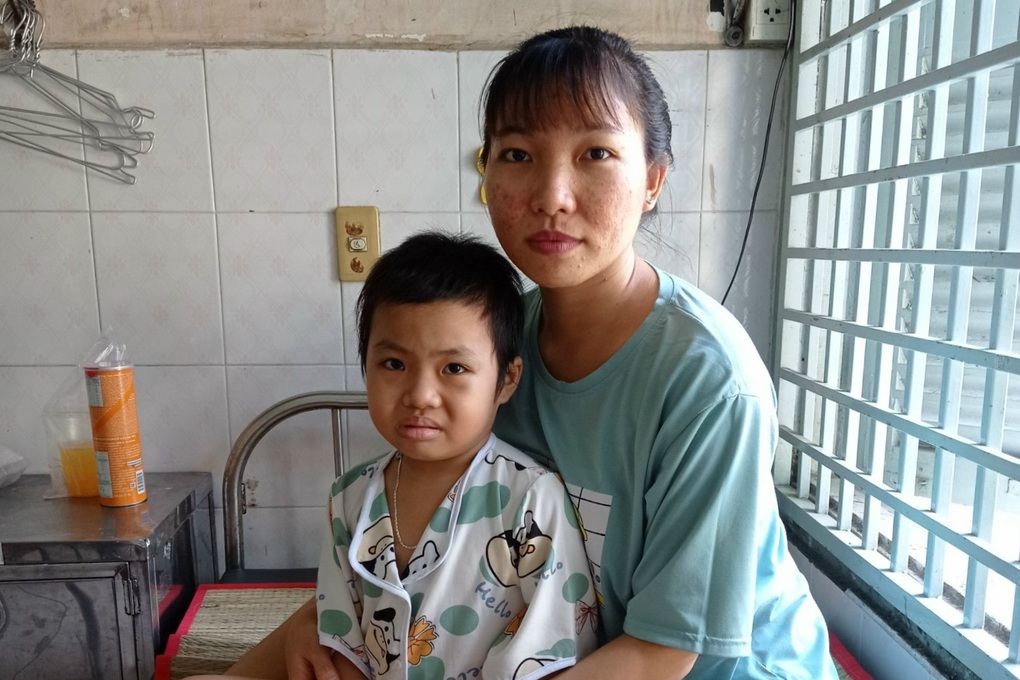 Bé gái 7 tuổi mắc ung thư được bạn đọc Dân trí giúp hơn 165 triệu đồng - 2 Bé gái 7 tuổi mắc ung thư được bạn đọc Dân trí giúp hơn 165 triệu đồng - 2