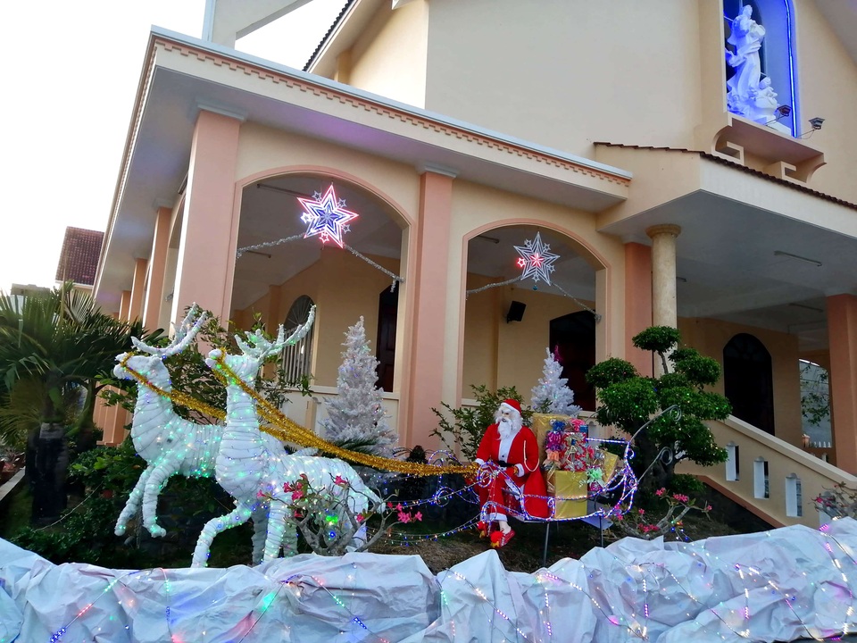 Các nhà thờ trang trí bắt mắt, đường phố đông nghịt người vui chơi đêm Noel - 31 Các nhà thờ trang trí bắt mắt, đường phố đông nghịt người vui chơi đêm Noel - 31