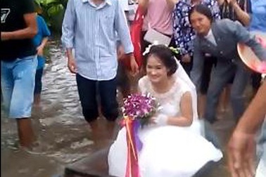 Clip cô dâu Nam Định ngồi thuyền hoa lênh đênh trên đường ngập nước
