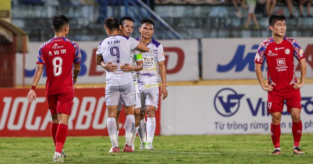 Văn Quyết tỏa sáng, Hà Nội FC níu giữ hy vọng đua vô địch với Nam Định