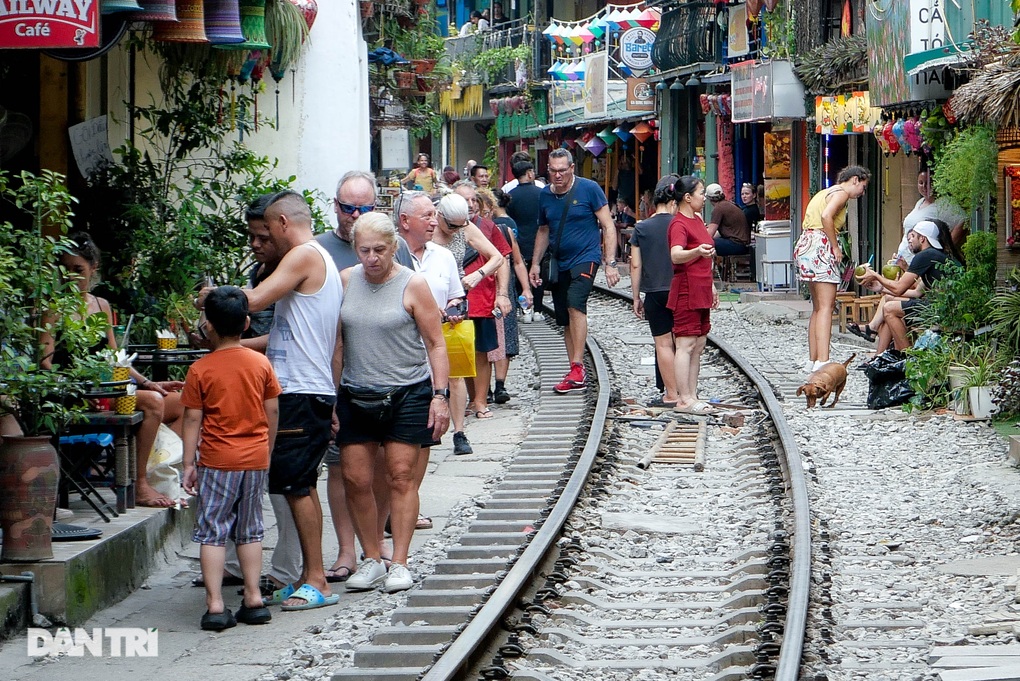 Xóm cà phê đường tàu đông như chưa có lệnh cấm, quận Hoàn Kiếm nói gì? - 2 Xóm cà phê đường tàu đông như chưa có lệnh cấm, quận Hoàn Kiếm nói gì? - 2