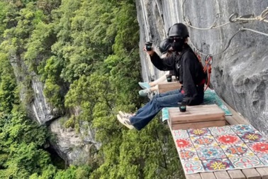 Chi 1,3 triệu đồng cho cốc cà phê mạo hiểm bên vách đá 200m ở Trung Quốc