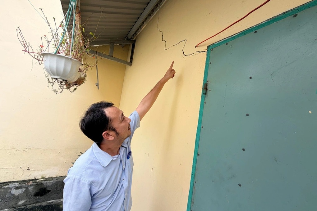 Nhà dân, trụ sở xã xuất hiện vết nứt sau tiếng nổ lớn dưới lòng đất - 2 Nhà dân, trụ sở xã xuất hiện vết nứt sau tiếng nổ lớn dưới lòng đất - 2