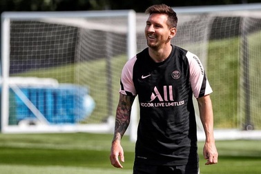 Messi cười tươi rói trong buổi tập đầu tiên với PSG