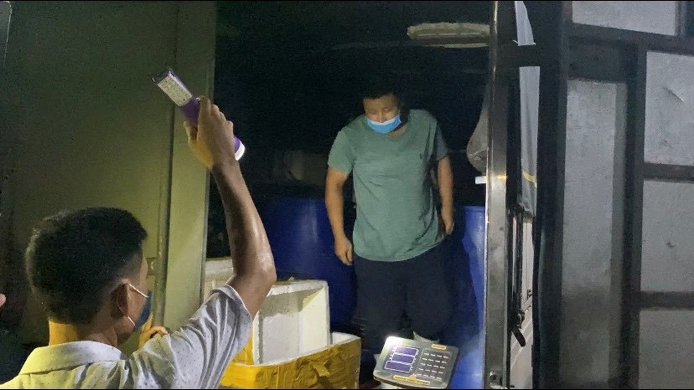Người đàn ông trốn trong thùng xe chở hải sản định vượt chốt vào Hải Phòng - 1 Người đàn ông trốn trong thùng xe chở hải sản định vượt chốt vào Hải Phòng - 1