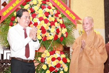 Chủ tịch Quốc hội thăm, chúc mừng Đại lễ Phật đản tại TPHCM