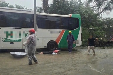 Nhiều người bị ngã nghi do rò rỉ điện khi đi qua điểm ngập ở Hà Nội