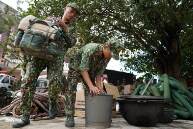 Đơn vị công binh sửa soạn trang bị, sẵn sàng vào điểm sạt lở Trà Leng