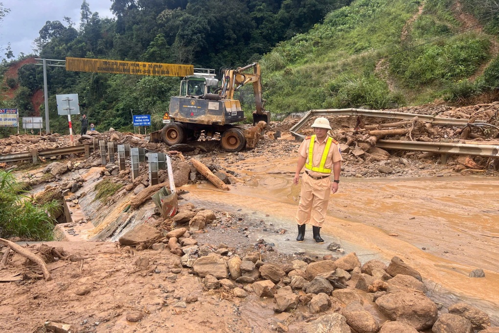 Đèo Lò Xo tiếp tục sạt lở, nhiều phương tiện vẫn bị mắc kẹt - 1 Đèo Lò Xo tiếp tục sạt lở, nhiều phương tiện vẫn bị mắc kẹt - 1