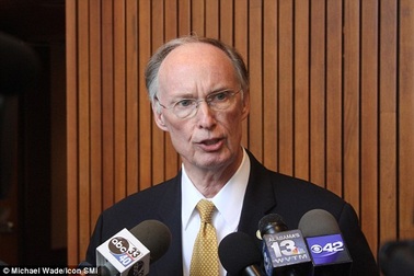 Điều trực thăng lấy ví bỏ quên, thống đốc Mỹ bị công kích