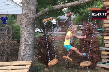 Thán phục người cha tự tay xây dựng cho con gái những chướng ngại vật trong sân vườn giống như gameshow Sasuke