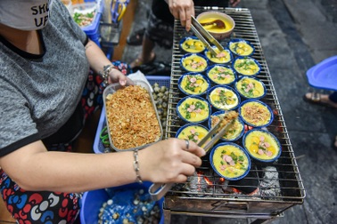 Trứng chén nướng - món ăn vặt lạ miệng thu hút giới trẻ Hà Nội
