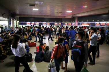 Bến xe Hà Nội đông nghịt người dân về quê nghỉ lễ