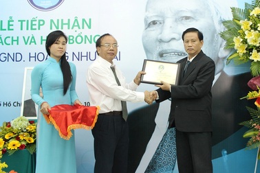 Trao tặng hơn 2.200 quyển sách của cố GS Hoàng Như Mai đến SV