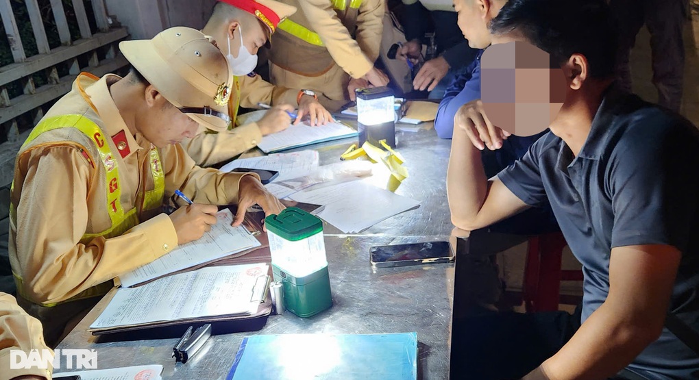 Tài xế xe ôm có nồng độ cồn: Vui liên hoan nên quên mình phải chở khách - 1