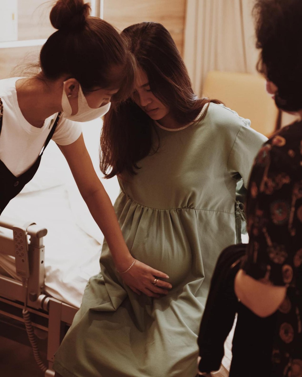 Đông Nhi chia sẻ khoảnh khắc Ông Cao Thắng căng thẳng, lo lắng chờ vợ sinh - 7 Đông Nhi chia sẻ khoảnh khắc Ông Cao Thắng căng thẳng, lo lắng chờ vợ sinh - 7