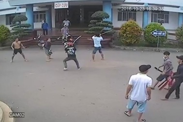 Nhóm thanh niên mang mã tấu vào bệnh viện chém người