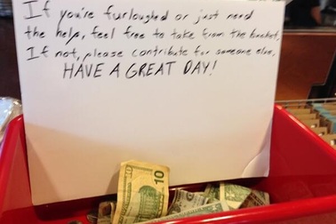 “Ăn xin” quyên tiền cho công chức chính phủ Mỹ