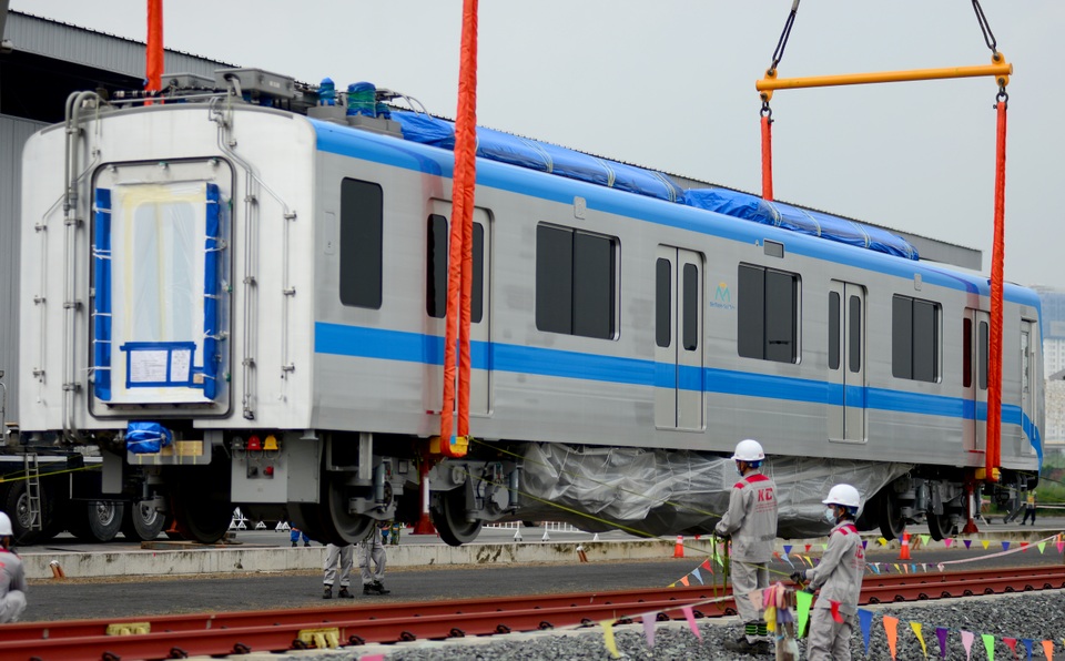 Lắp đặt toa tàu metro số 1 copy.jpg Lắp đặt toa tàu metro số 1 copy.jpg