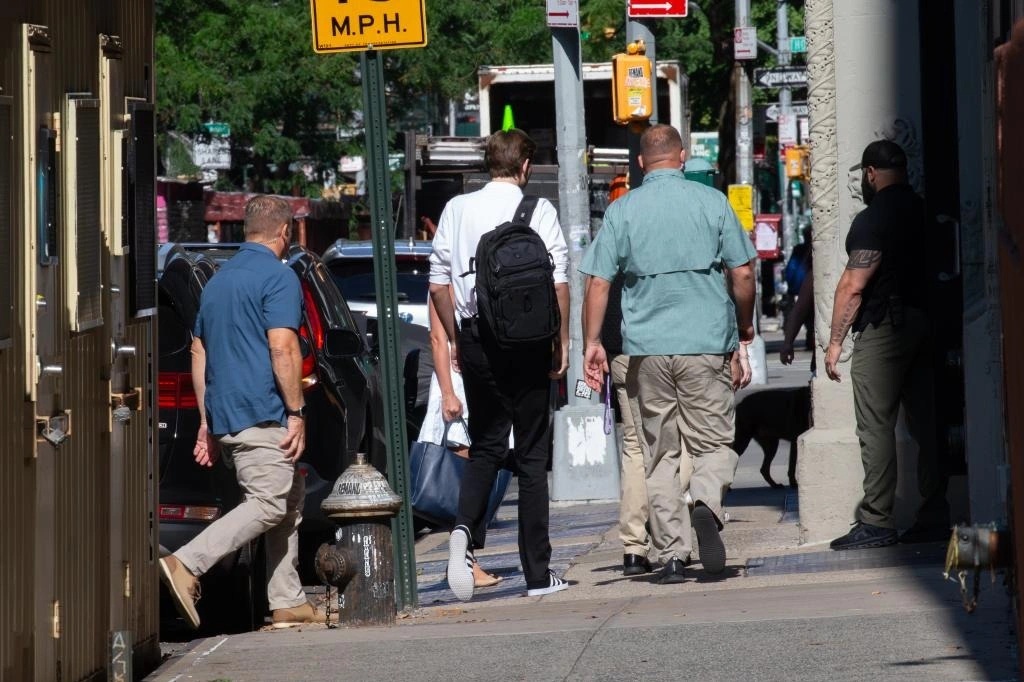 កូនប្រុសពៅរបស់លោក Trump អមដោយអង្គរក្សនៅថ្ងៃដំបូងនៃមហាវិទ្យាល័យ - ២ Con trai út ông Trump được vệ sĩ hộ tống trong ngày đầu vào đại học - 2