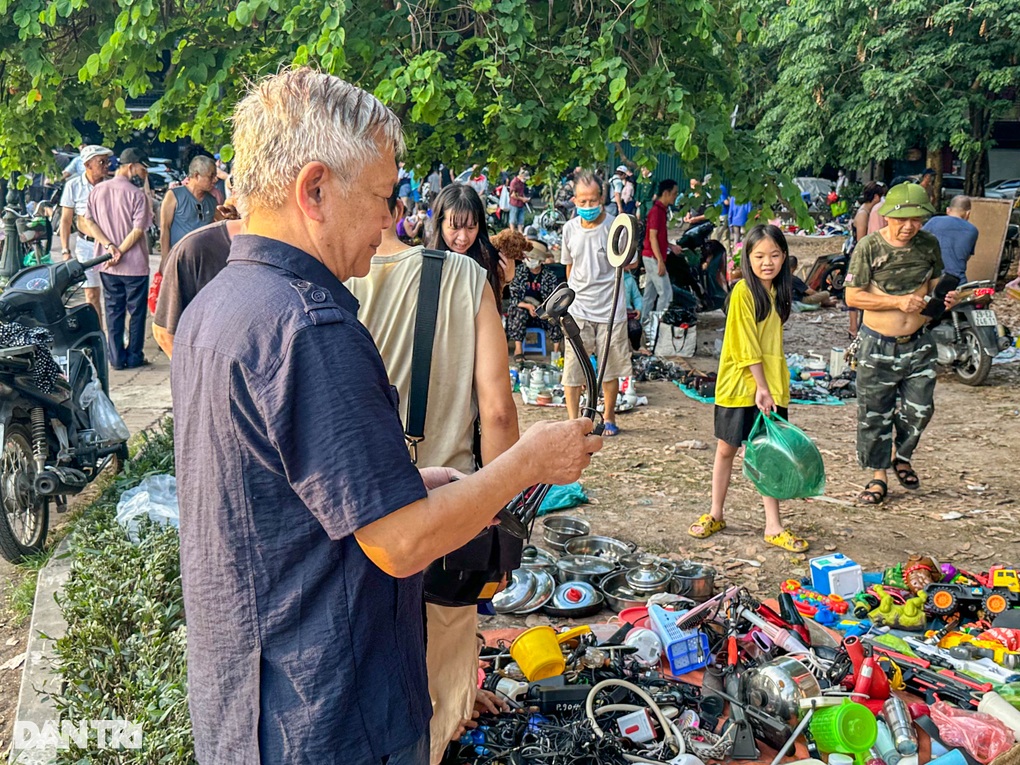 Chợ đồ cũ họp trong công viên, tiểu thương cầm dao hỗn chiến - 8 Chợ đồ cũ họp trong công viên, tiểu thương cầm dao hỗn chiến - 8