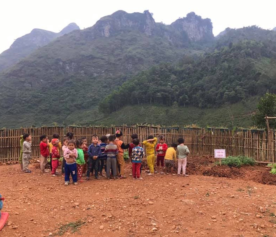 Hàng chục học sinh mầm non “co ro” trong lớp học trên triền núi - 5 Hàng chục học sinh mầm non “co ro” trong lớp học trên triền núi - 5