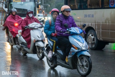 Người dân co ro trong mưa rét 13 độ C ở Hà Nội