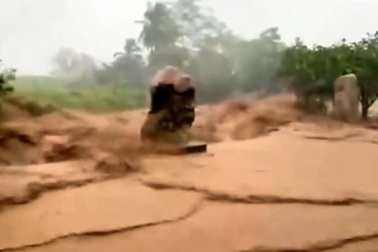 Xã vừa bị lũ quét phải di dân khỏi vùng nguy hiểm trước áp thấp nhiệt đới