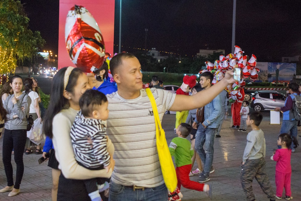 Người Đà Nẵng rộn ràng đi chơi Noel - 5 Người Đà Nẵng rộn ràng đi chơi Noel - 5