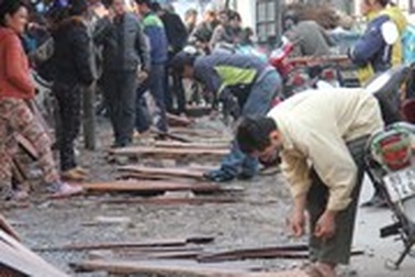 Độc đáo những khu chợ gỗ bán theo cân tại làng Đồng Kỵ